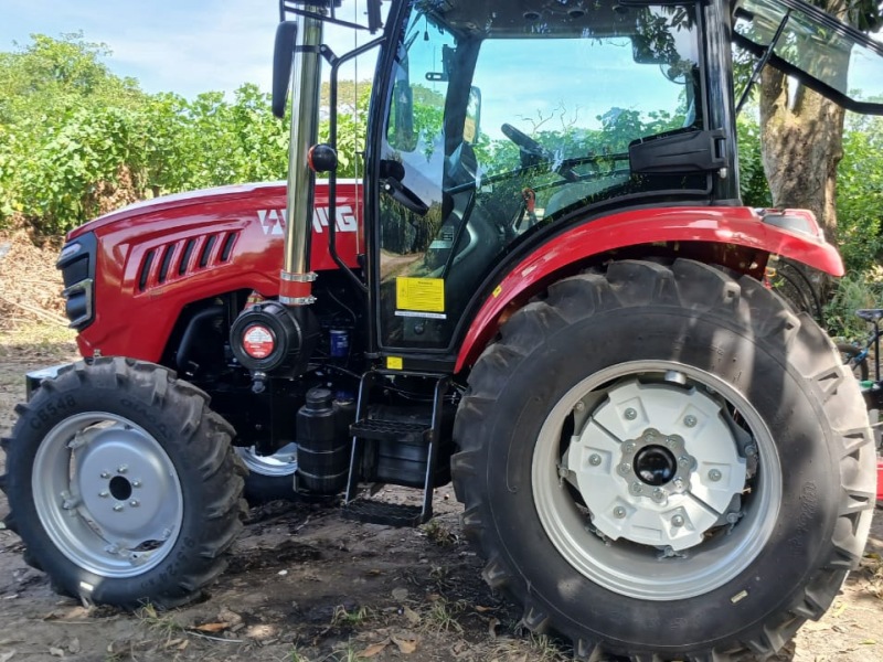 Pelanggan El Salvador Menggunakan Traktor LTMG LTB100 untuk Operasi Pertanian
